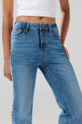 Jean azul medio straight leg con bota recta y tiro alto