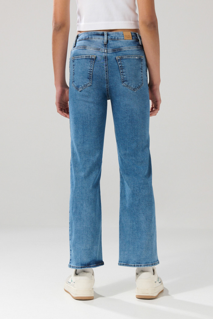 Jean azul medio straight leg con bota recta y tiro alto