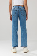 Jean azul medio straight leg con bota recta y tiro alto