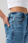 Jean azul medio straight leg con bota recta y tiro alto