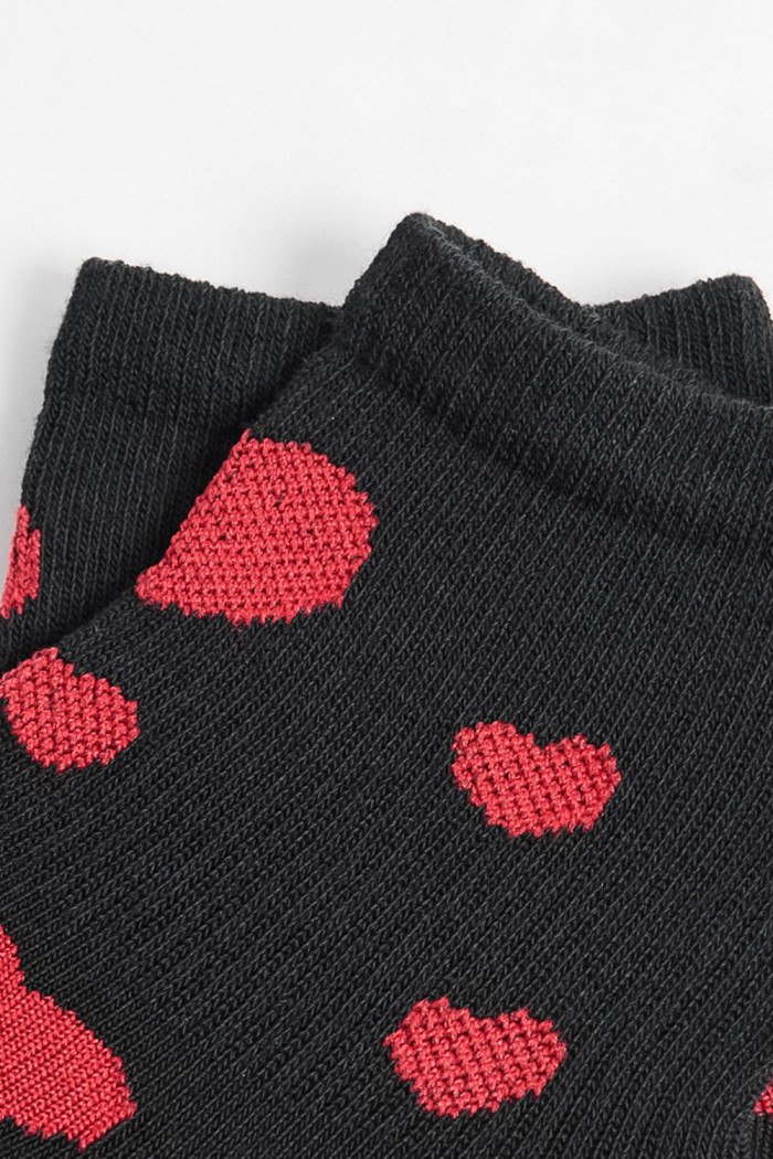Medias cortas azules intensas con diseños de corazones
