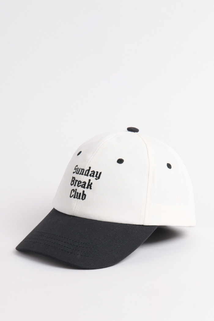 Cachucha beisbolera crema con visera y texto en contraste