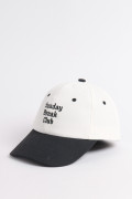 Cachucha beisbolera crema con visera y texto en contraste