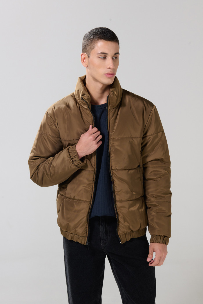 Chaqueta kaki intensa acolchada con cuello alto y cremallera
