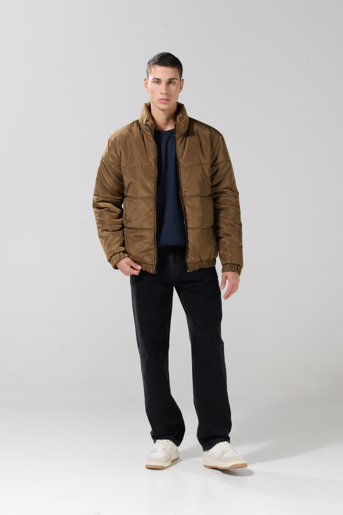 Chaqueta kaki intensa acolchada con cuello alto y cremallera