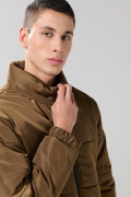 Chaqueta kaki intensa acolchada con cuello alto y cremallera