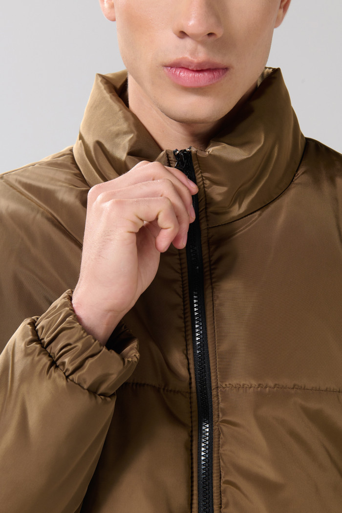 Chaqueta kaki intensa acolchada con cuello alto y cremallera