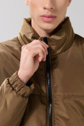 Chaqueta kaki intensa acolchada con cuello alto y cremallera