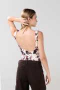 Body crema claro con manga sisa y diseños de vaca