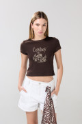 Camiseta café oscura manga corta acanalada con arte vaquero