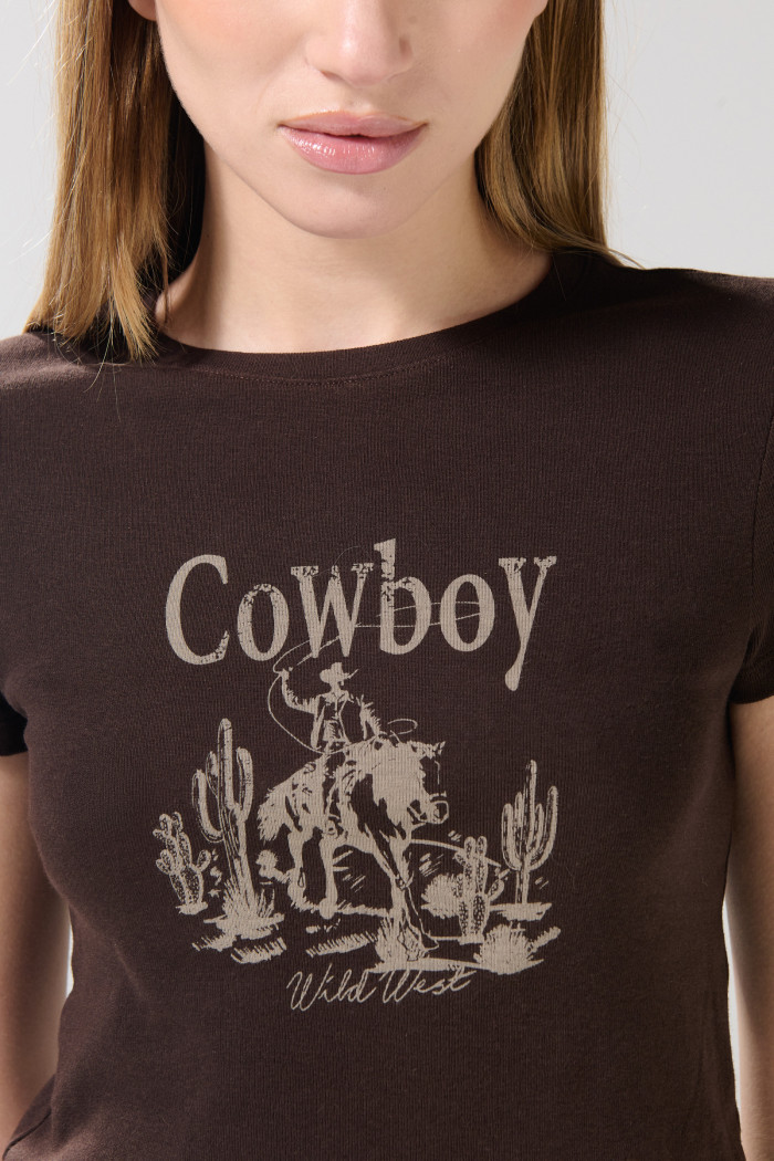 Camiseta café oscura manga corta acanalada con arte vaquero