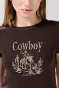 Camiseta café oscura manga corta acanalada con arte vaquero