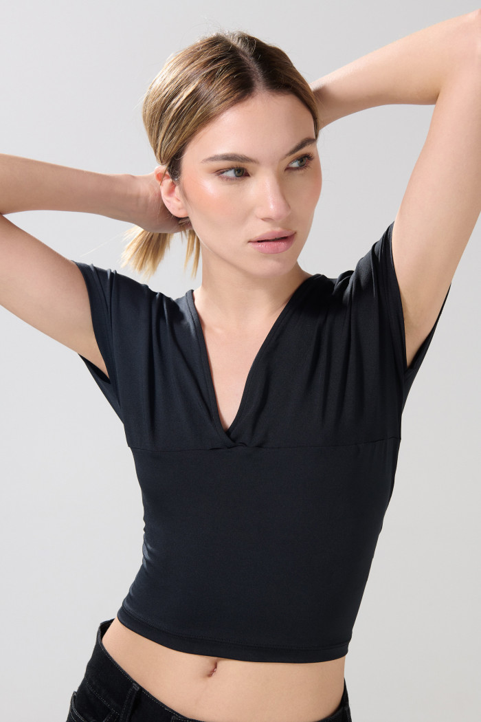 Camiseta unicolor con cuello halter y recogido en busto