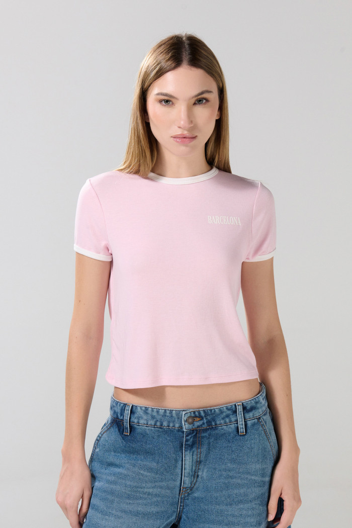 Camiseta rosada clara manga corta college con contrastes