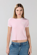 Camiseta rosada clara manga corta college con contrastes