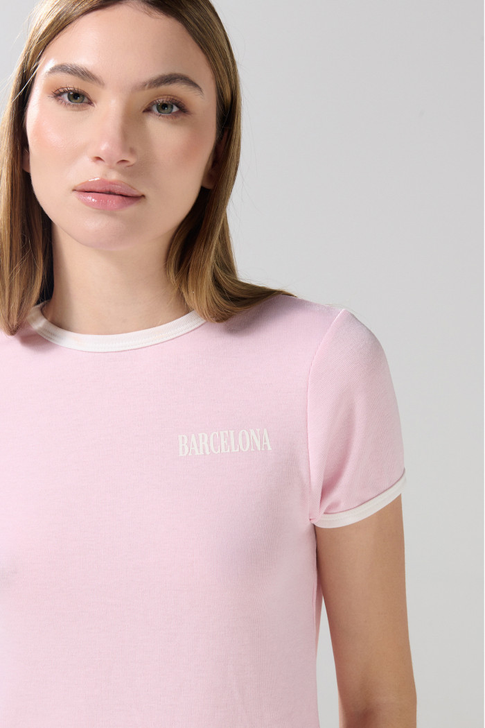 Camiseta rosada clara manga corta college con contrastes
