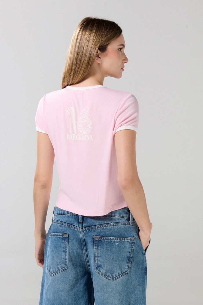 Camiseta rosada clara manga corta college con contrastes