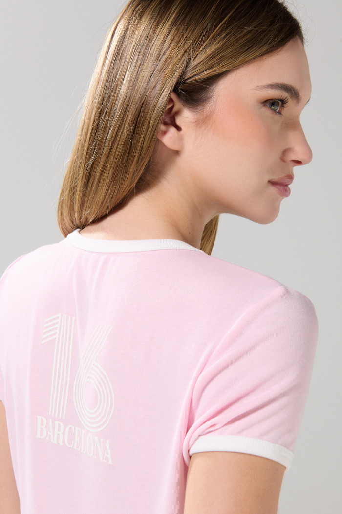Camiseta rosada clara manga corta college con contrastes