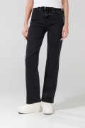 Jean straight leg tiro alto gris intenso con bota recta