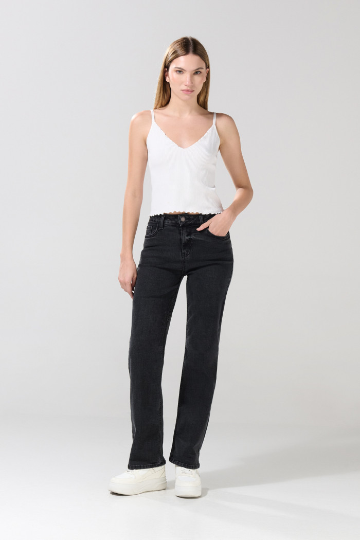 Jean straight leg tiro alto gris intenso con bota recta