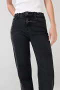 Jean straight leg tiro alto gris intenso con bota recta