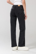 Jean straight leg tiro alto gris intenso con bota recta