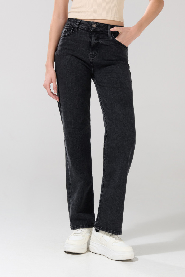 Jean gris intenso straight leg bota recta con tiro alto