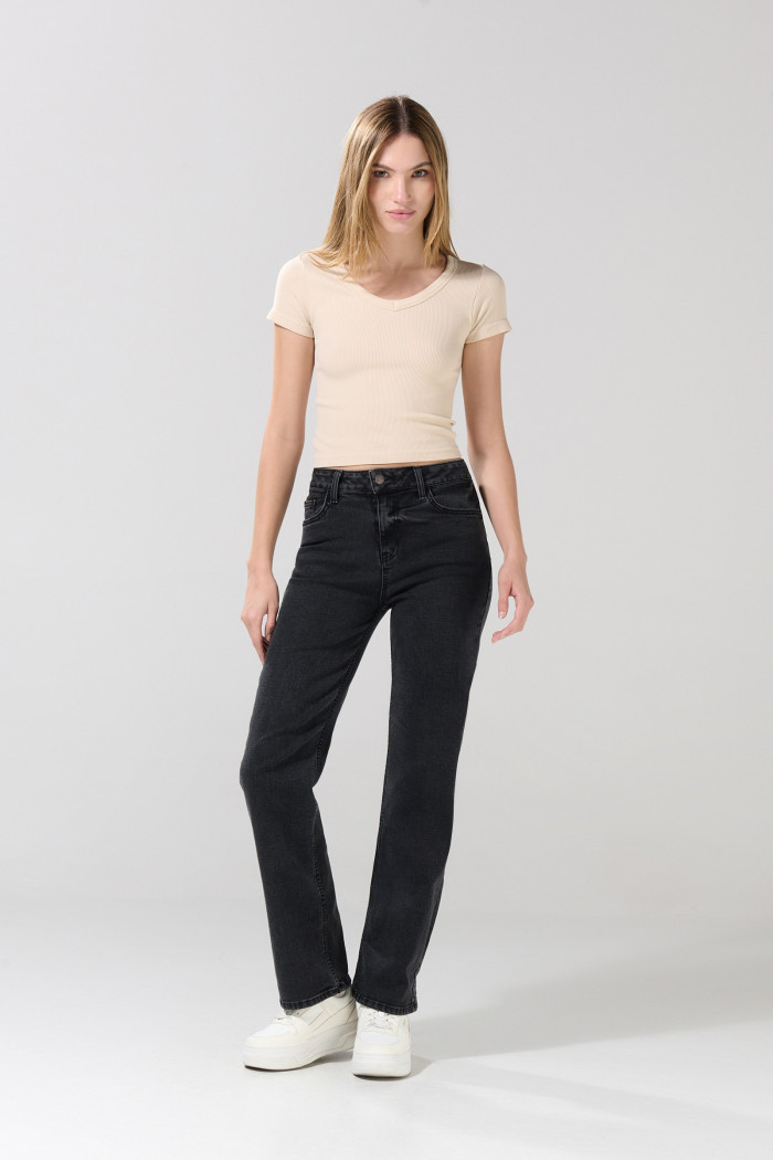 Jean gris intenso straight leg bota recta con tiro alto