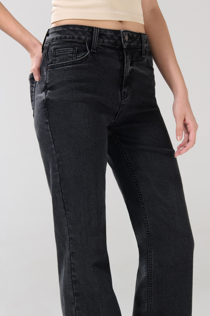 Jean gris intenso straight leg bota recta con tiro alto