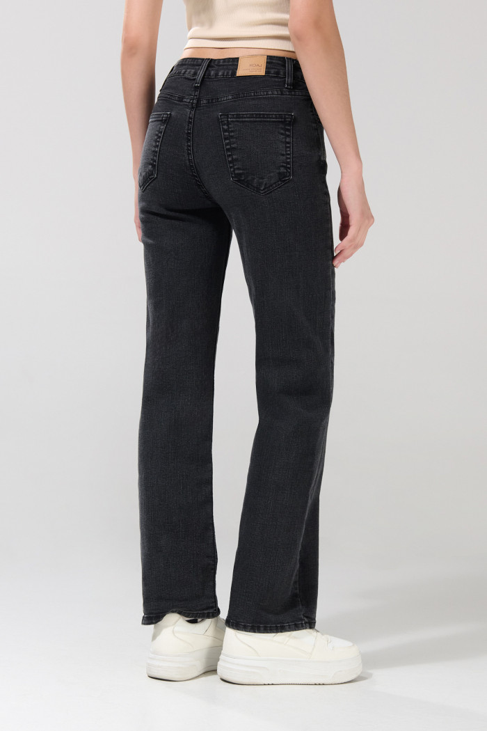 Jean gris intenso straight leg bota recta con tiro alto