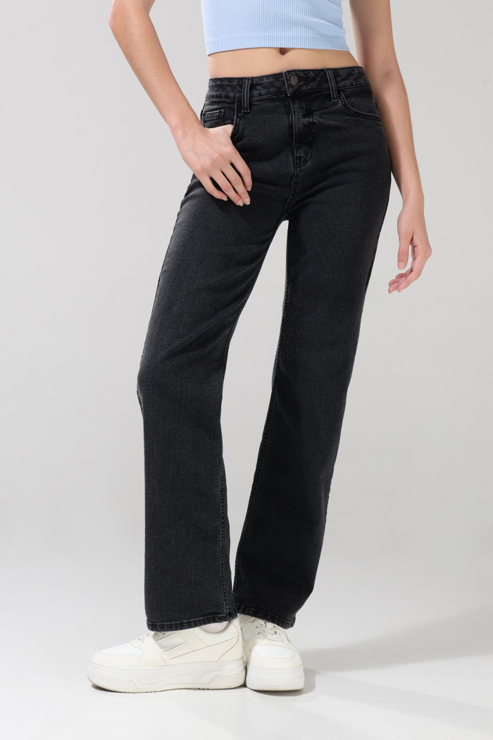 Jean bota recta gris intenso straight leg con tiro alto