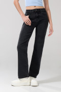 Jean bota recta gris intenso straight leg con tiro alto