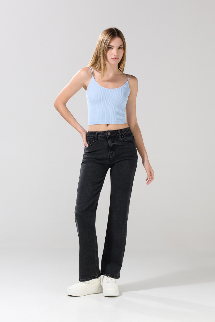 Jean bota recta gris intenso straight leg con tiro alto