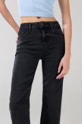 Jean bota recta gris intenso straight leg con tiro alto