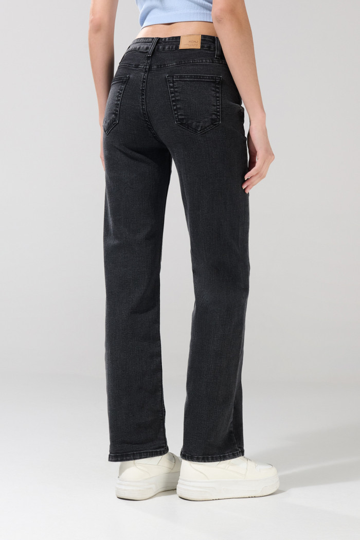 Jean bota recta gris intenso straight leg con tiro alto