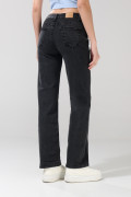 Jean bota recta gris intenso straight leg con tiro alto