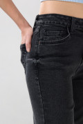 Jean bota recta gris intenso straight leg con tiro alto