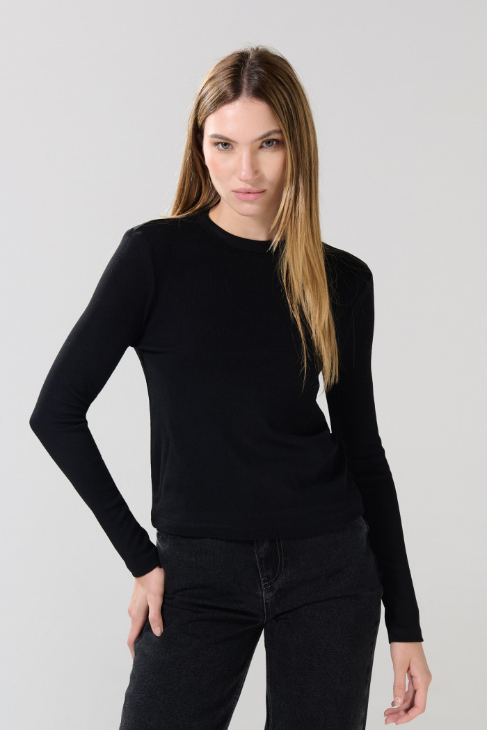 Camiseta en rib ceñida unicolor con manga larga