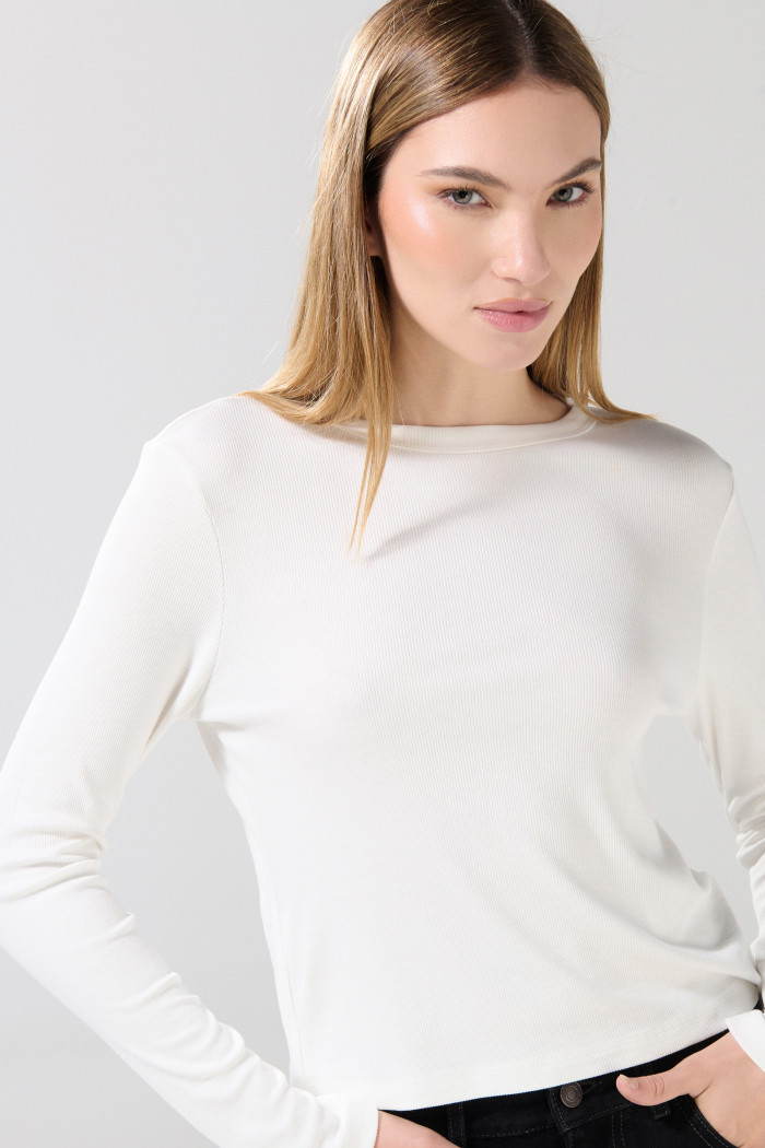 Camiseta en rib ceñida unicolor con manga larga