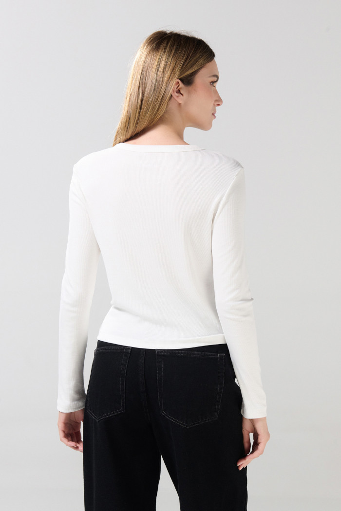 Camiseta en rib ceñida unicolor con manga larga