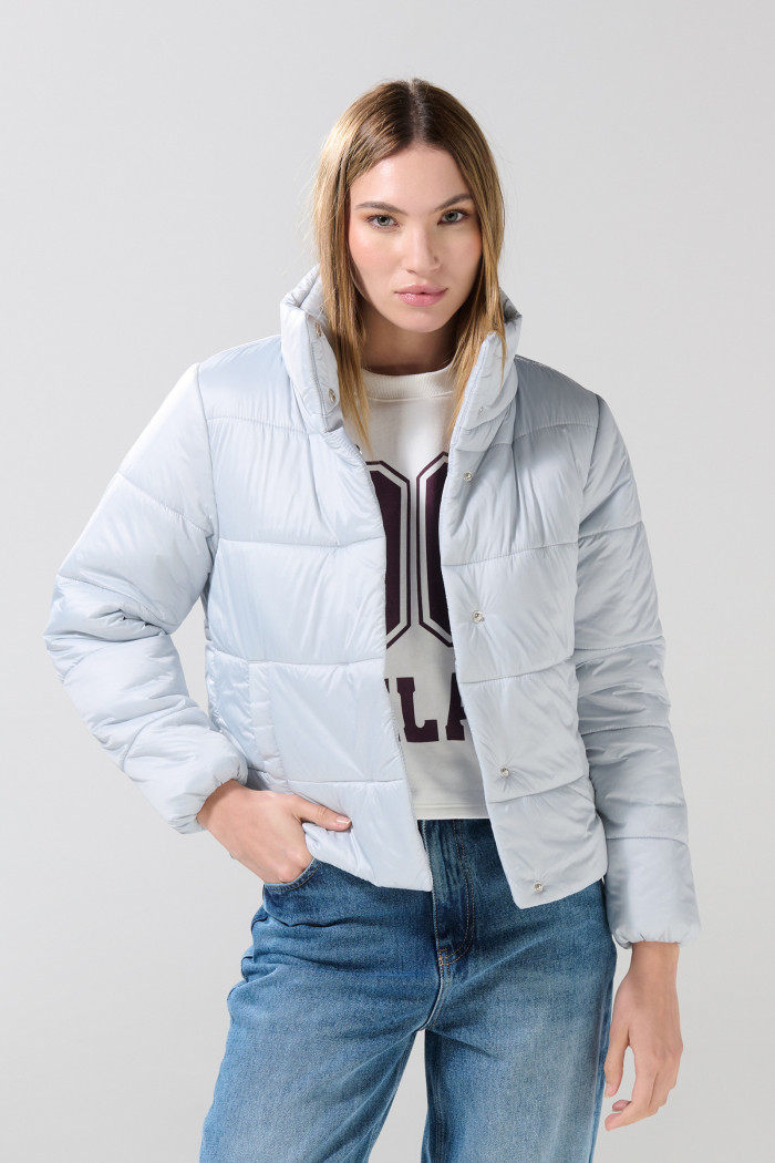 Chaqueta unicolor cuello alto acolchada con broches
