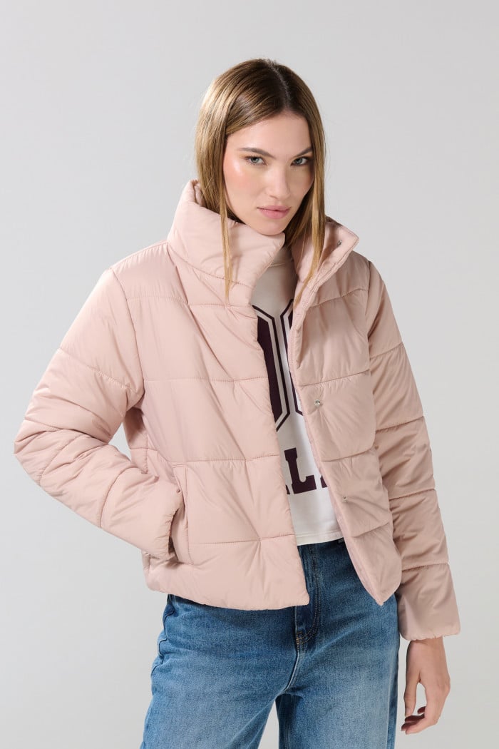 Chaqueta unicolor cuello alto acolchada con broches