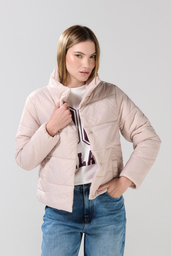 Chaqueta unicolor cuello alto acolchada con broches