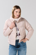 Chaqueta unicolor cuello alto acolchada con broches