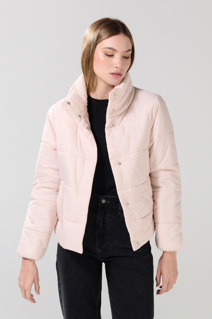 Chaqueta unicolor cuello alto acolchada con broches