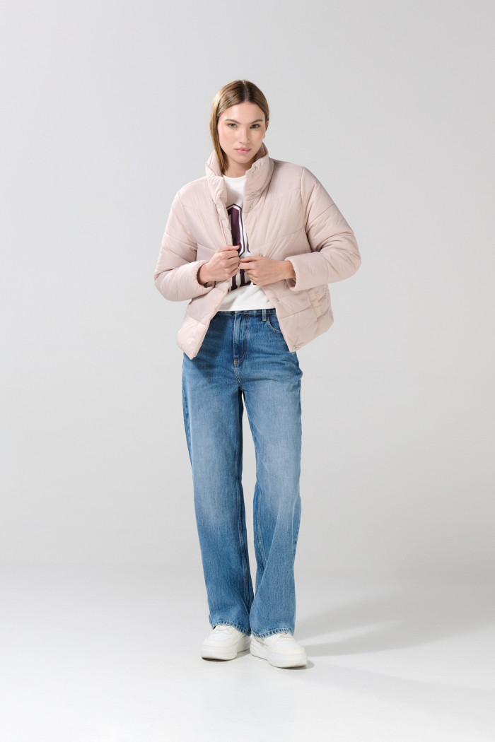 Chaqueta unicolor cuello alto acolchada con broches