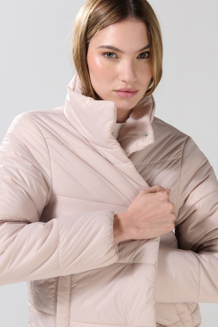 Chaqueta unicolor cuello alto acolchada con broches