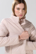 Chaqueta unicolor cuello alto acolchada con broches