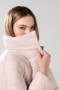 Chaqueta unicolor cuello alto acolchada con broches