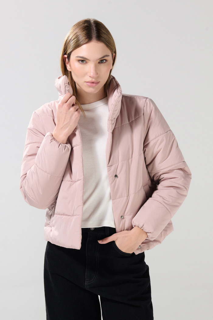 Chaqueta acolchada unicolor con cuello alto y broches